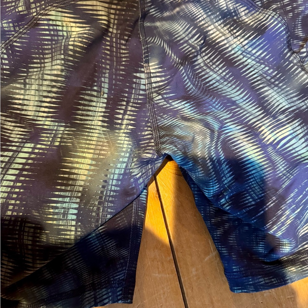 Lululemon Blue-patterned leggings top and shorts set - Picture 10 of 12